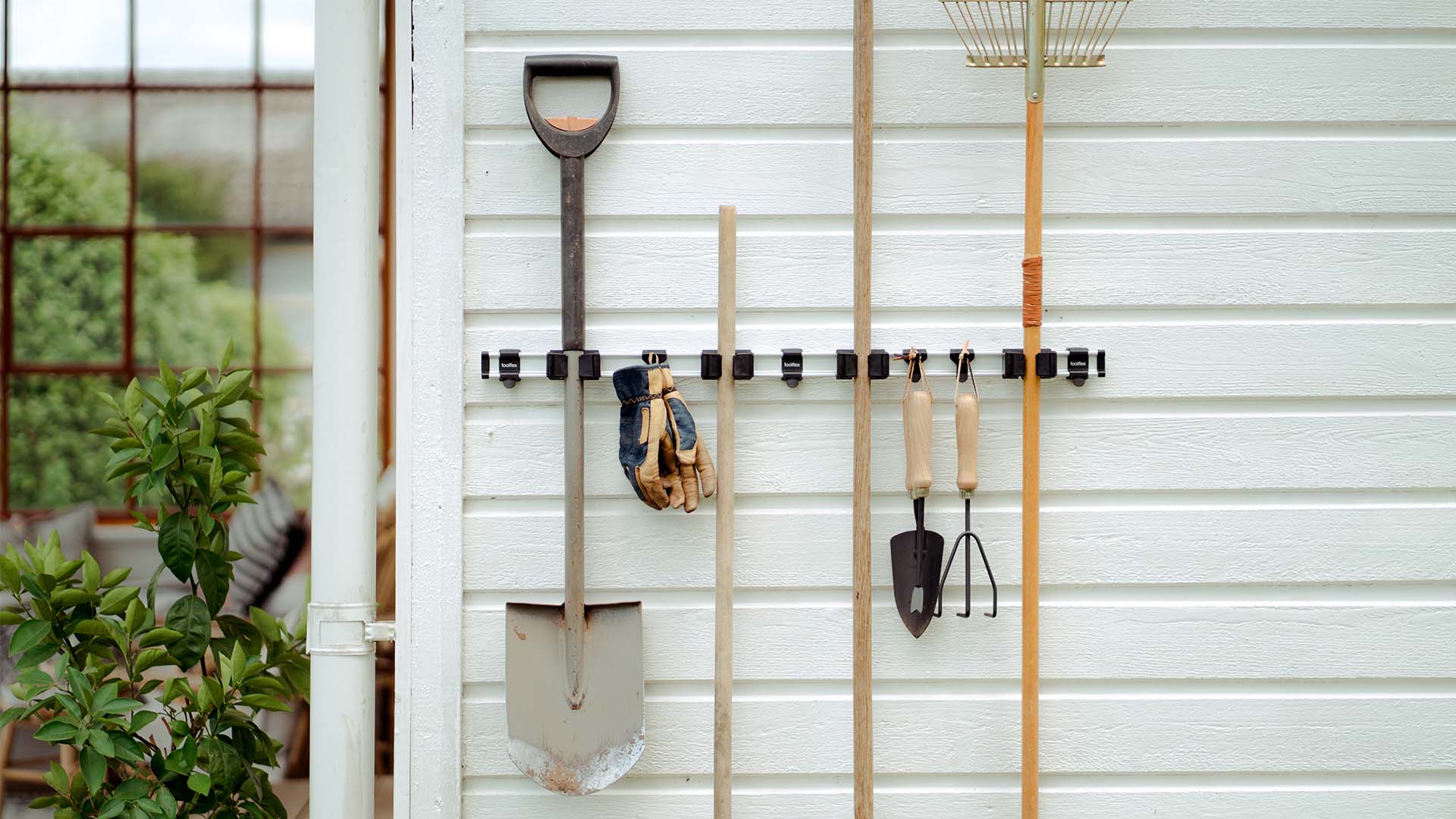 Toolflex One holder - Garden tools hanging on wall