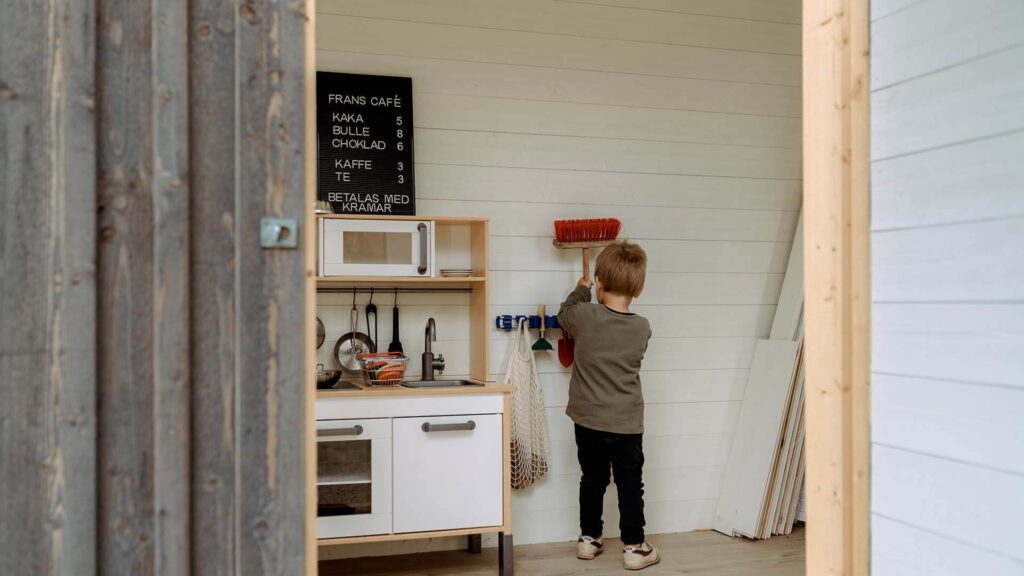 Toolflex home - Child in playhouse