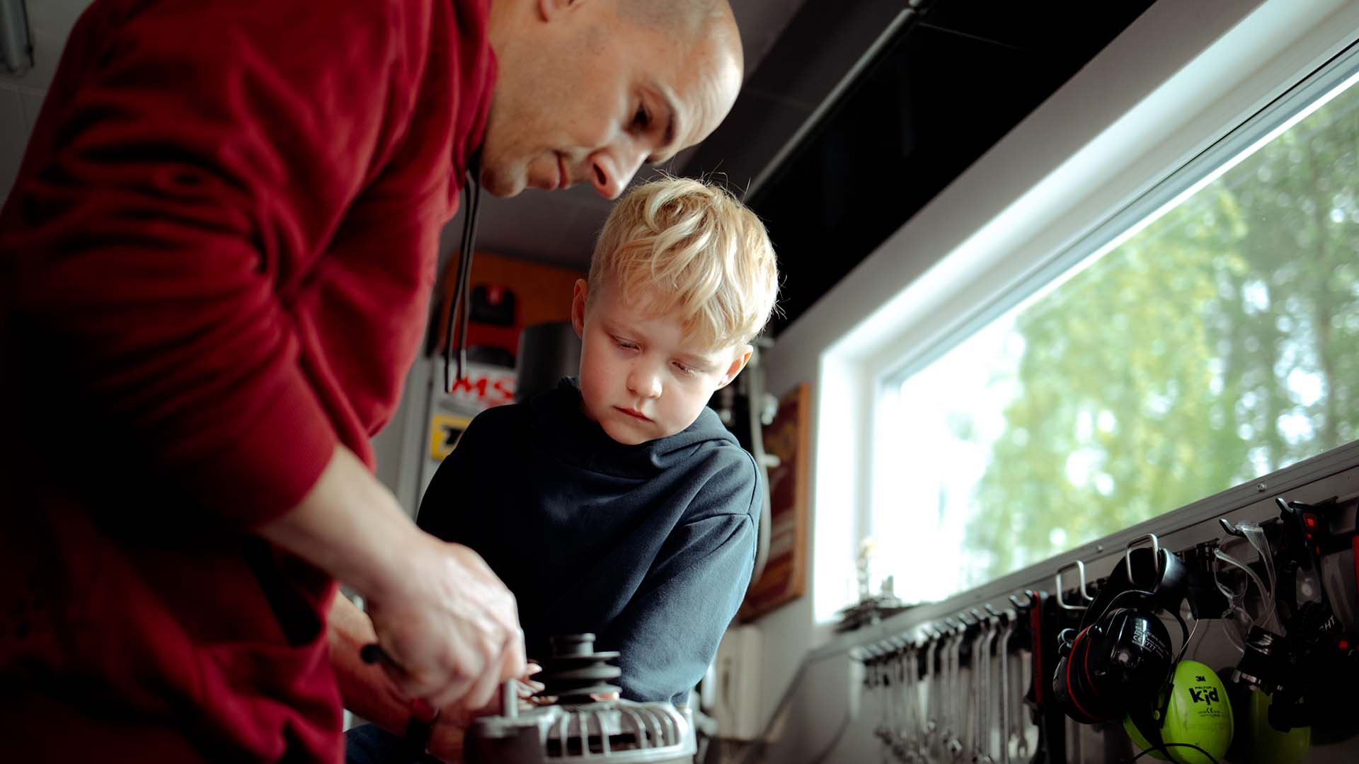 Toolflex garage - Man working in garage